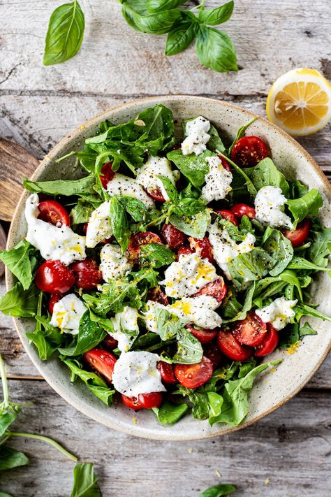 Arugula Caprese Salad Cantaloupe Cucumber Salad, Simple Balsamic Vinaigrette, Caprese Salad Recipe, Mozzarella Salad, Vegan Mozzarella, Salad Leaves, Italian Salad, Arugula Salad, Eating Organic