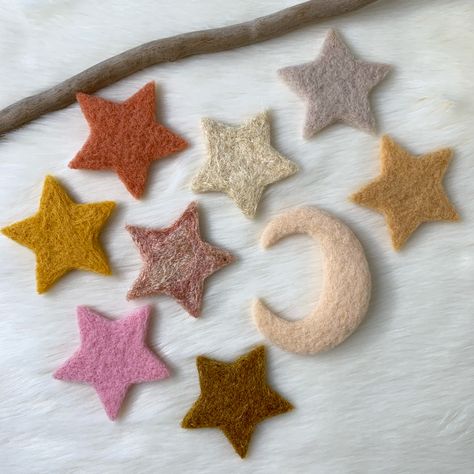 Felt Moon Pattern, Needle Felted Moon, Felt Moon, Nature Classroom, Stars Garland, Felt Stars, Felting Diy, Garland Tutorial, Needle Felting Tools