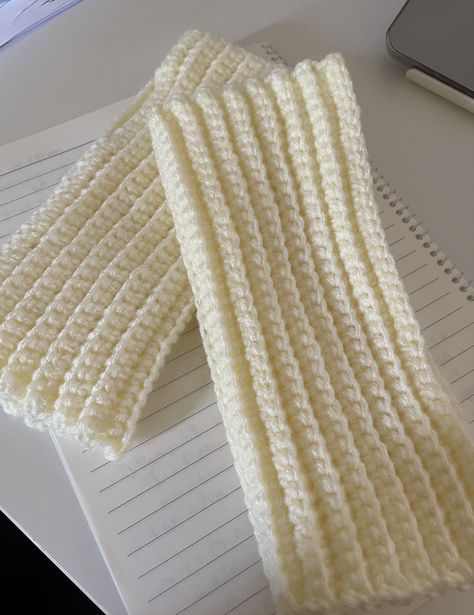 Crochet White Yarn Ideas, White Crochet Ideas, Hand Warmers Crochet, Crochet Handwarmers, Crochet Arm Warmers, Knitting Hacks, Crochet Leg Warmers, Crochet Hack, Free Crochet Bag