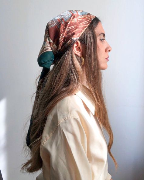 Are you intrigued and looking for a good old-school 70s haircut? This period and this era was super hippie, cool and trendy, often symbolized by women... 70s Hair With Scarf, 70s Scarf Hairstyles, 70s Hippie Makeup, Hippie Haircuts, 70s Hair Scarf, 70s Hairstyles Hippie, 1970's Hairstyles, 70s Haircut, Hairstyles With Scarf