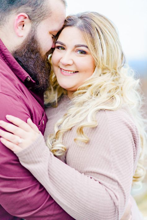 Plus Size Engagement Photos, Plus Size Photography, Homecoming Poses, Couple Inspiration, Fall Engagement Pictures, Cute Engagement Photos, Couple Engagement Pictures, Engagement Pictures Poses, Bridal Magazine