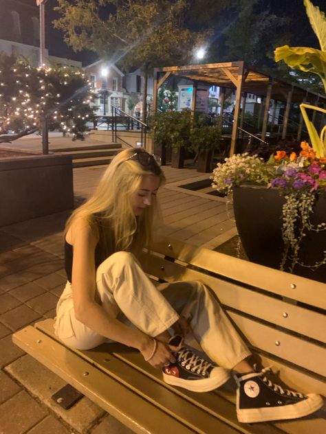 Outside Flowers, Bench Outside, Downtown Pictures, Photo Mannequin, Instagram Story Aesthetic, Outfit Converse, Night Gallery, Story Aesthetic, Solo Photo