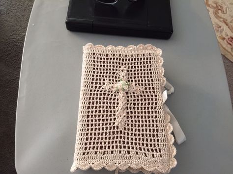 Crocheted Bible Covers, Christian Crochet Projects, Bible Cover Crochet, Crochet Bible Cover, Bible Cover Pattern, Crochet Book Cover, Diy Tricot, Catholic Crafts, Bible Cover