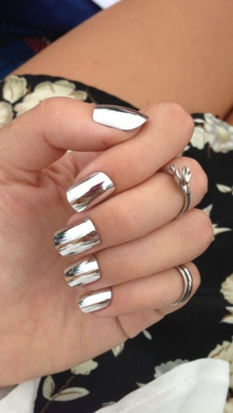 Silver nails Nail Design Gold, Nails And Rings, Metallic Nails Design, Silver Nail Designs, Metallic Nail Art, Nagellack Trends, Mirror Nails, Manicure Gel, Silver Nail