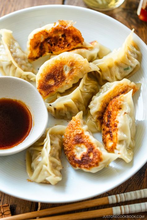 Gyoza are Japanese pan-fried dumplings that are crisp and golden on the bottom and juicy inside. These meat-filled treats are easy to fold using one of the methods I show here. They’re so delicious served with my savory dipping sauce. Veggie Potstickers, Pan Fried Dumplings, Taiwanese Cuisine, Frozen Dumplings, Pork And Cabbage, Pork Dumpling, Fried Dumplings, Crispy Pork, Wontons