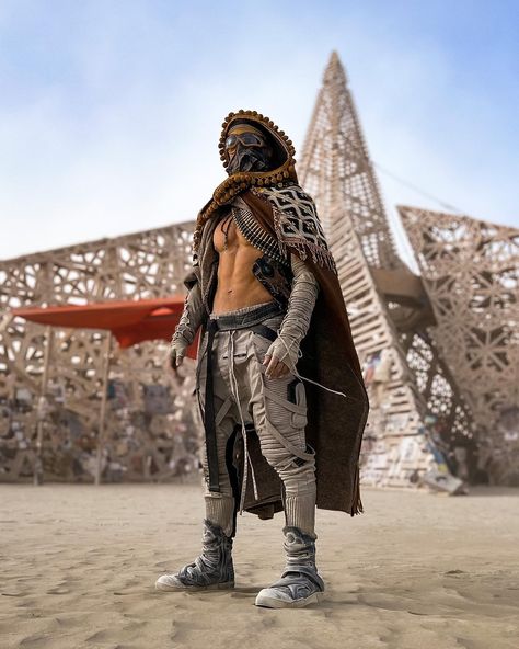 This look is a masterclass in desert warrior aesthetics, from the meticulously layered neutrals to the striking mask and leather details, perfectly capturing the spirit of adventure and resilience 🤩🌪️ @jessewelle 🔥🔥 Male Costume Aesthetic, Post Apocalyptic Rave Outfit, Burning Man Outfit Men, Man Festival Outfit, Burning Man Outfits Male, Coachella Outfits Men, Burning Man Aesthetic, Estilo Burning Man, Rodeo Costume