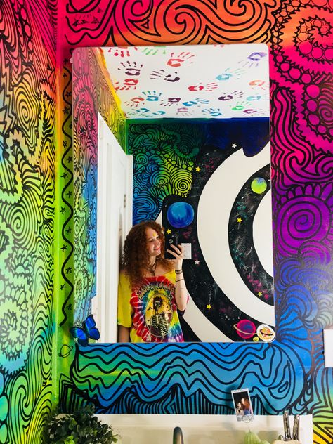 Trippy Bedroom Wall Art, Hippie Wall Painting, Trippy Wall Paintings, Trippy Bathroom, Trippy Wall Mural, Cool Wall Painting Ideas, Murals Bedroom, Bedroom Art Painting, Art Room Doors