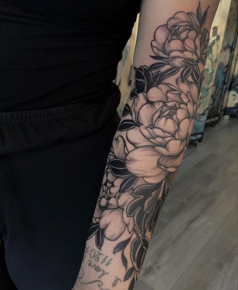 Carnation Flower Tattoo Shaded, Floral Black Work Tattoo, Ink Tattoo Design, Arm Tattoos Drawing, Red Tattoo Ideas, Red Ink Tattoo, Tattoo Shading, Red Tattoo, Tattoos For Women Half Sleeve