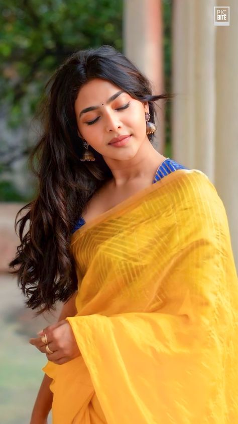 Aishwarya Lekshmi Wallpaper Aishwarya Lakshmi, Aishwarya Lekshmi, Romantic Couple Poses, Saree Photoshoot, Beauty Face Women, Actor Picture, Acting Skills, Indian Beauty Saree, Beauty Face