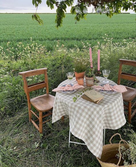 Cottage Core Picnic, Christmas Cookies Packaging, Gingham Napkins, Countryside Cottage, English Summer, Picnic Inspiration, Linen Tableware, Party Table Settings, Romantic Picnics