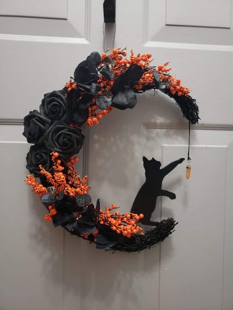 Diy Halloween Reefs Front Doors, Gothic Wreaths For Front Door, Werewolf Halloween Decorations, Halloween Wreaths Diy Dollar Stores, Porta Halloween, Witchy Bedroom, 4h Projects, Moon Wreath, Crafts 2023