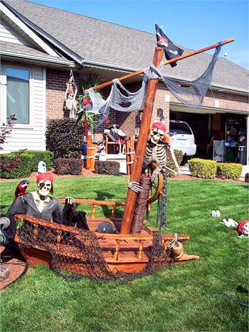 A Pirate Ship. Rrrr! My son has to do this, heck he lives on Pirates Court! Skeleton Display, Pirate Halloween Decorations, Pirate Halloween Party, Pirate Props, Halloween Decorations To Make, Outdoor Halloween Decorations, Pirate Decor, Pirate Halloween, Halloween Decorations Diy Outdoor