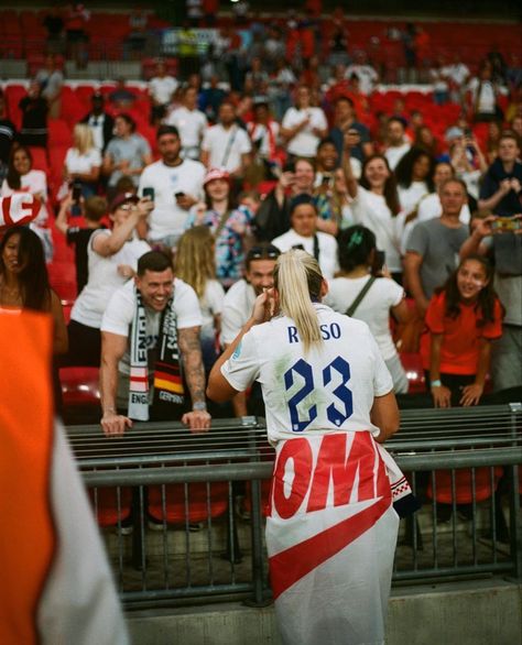 Leah Williamson And Alessia Russo, Woso Wallpapers, Women's Soccer Uniforms, England Lionesses, Alessia Russo, England Ladies Football, England Women, Leah Williamson, Girls Football