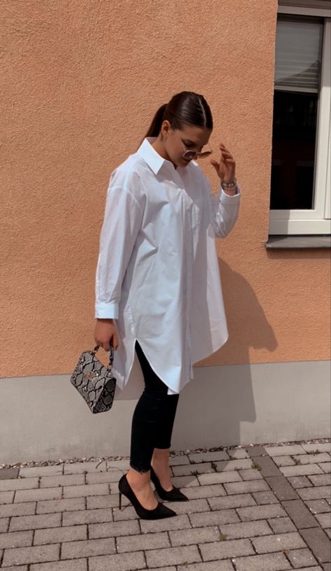 Oversized Business Outfit, Oversized Shirt And Leggings Outfit, Causal Outfit Ideas For Women, White Collar Shirt Outfit, Oversized White Shirt Outfit, Black Leggings Outfits, Style Black Leggings, Oversized Shirt Outfit, Leggings Outfit Ideas