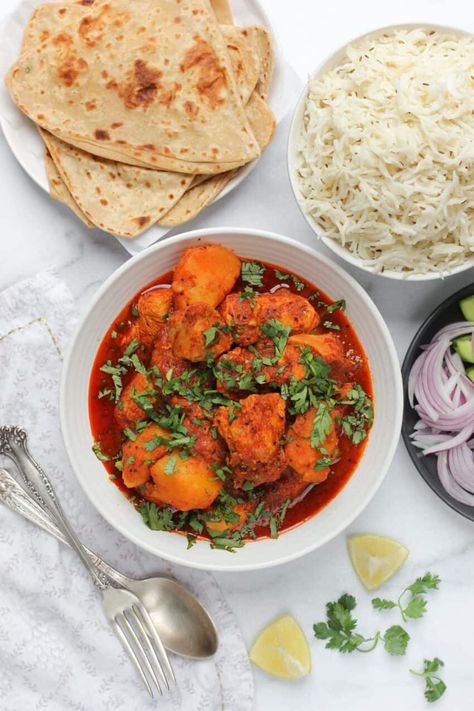 A must-Try Homemade Chicken Vindaloo Recipe with bold, balanced, & complex flavors from freshly ground spices and fragrant aromatics. Chicken Vindaloo Recipe, Indian Dinner Menu, Vindaloo Recipe, Chicken Vindaloo, Indian Dinner Recipes, African Recipes Nigerian Food, Indian Dinner, Asian Street Food, Stove Top Recipes