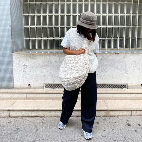 RECYCLED POLYESTER QUILTED OVERSIZED SHOULDER BAG - Off-white - Bags - COS GB Quilted Bag Outfit, Bag Outfit Ideas, Cos Bag, Oversized Shoulder Bag, Cos Bags, Black Quilted Bag, Off White Bag, Boho Leather Bags, Bag Outfit