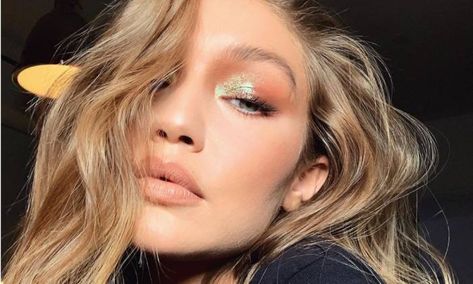 Gigi Hadid became a mum just four months ago and now she's displaying her healthy... Thanksgiving Makeup Looks, Celebrity Eyebrows, Shimmery Makeup, Thanksgiving Makeup, Holographic Makeup, Types Of Manicures, Peach Eyeshadow, Shimmery Eyeshadow, Celebrity Makeup Looks