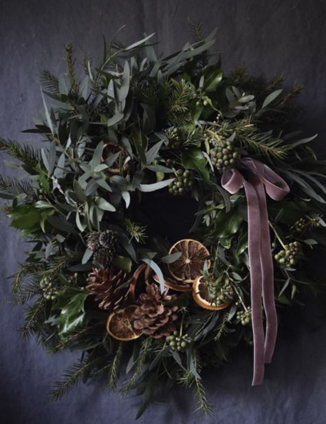 Martha Stewart Wreath, Dark Christmas Wreath, Moody Christmas Wreath, Foraged Wreath, Natural Christmas Wreath, Julkransar Diy, Navidad Natural, Natural Christmas Wreaths, Christmas Interiors