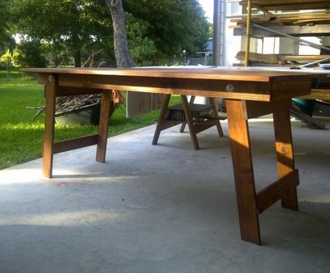 Free Woodworking Plans to Build a Fabulous Folding Table | The Design Confidential Folding Table Diy, Folding Table Legs, Diy Outdoor Table, Diy Holz, Mesa Exterior, Popular Woodworking, Wood Plans, Woodworking Bench, Woodworking Plans Free