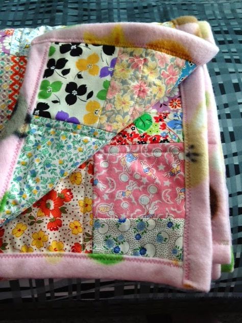 Fleece Backed Quilts, Fleece Backing On Quilt, Flannel Scrap Quilts, Fleece Backed Quilt How To Make, Quilt With Fleece Backing, Fleece Scraps, Fleece Diy, Quilting Scraps, Crocheted Mittens