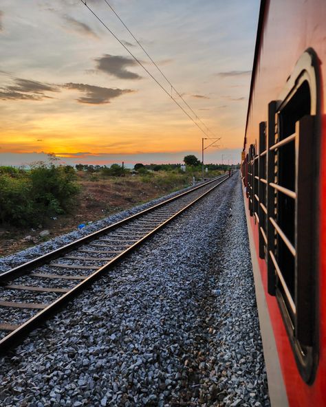 A beautiful click of train with the sunset Train View Aesthetic, Inside Train Aesthetic, Train Travel Aesthetic, Loco Pilot, Selfie Point, Train View, Bakgerand Photo, Indian Train, Train Wallpaper