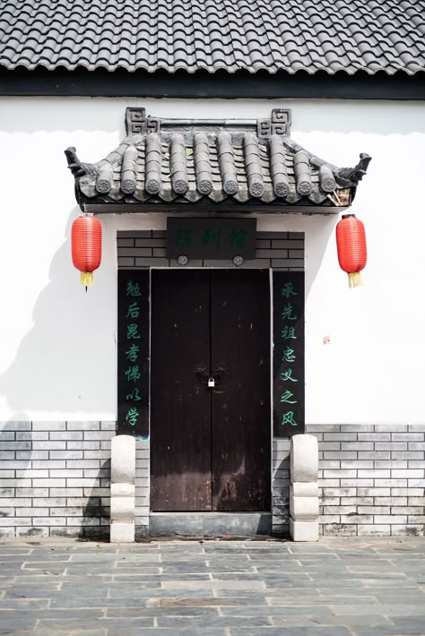 Chinese Gate, Traditional Chinese House, Chinese Style Interior, Chinese Buildings, China House, Chinese Door, Chinese House, China Architecture, Asian Architecture