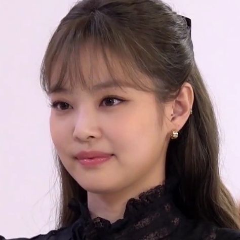 jennie icons (Posts tagged jennie kim) Front Bangs, Cute Bangs, Korean Hair Color, Korean Short Hair, How To Cut Bangs, Cool Piercings, Wispy Bangs, Let Your Hair Down, Short Hair With Bangs