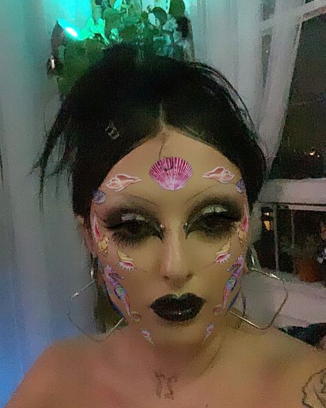 Anythingforselenaaas Makeup, Big Forehead, Unique Makeup, Makeup Inspo, Dark Aesthetic, Rihanna, Carnival Face Paint, Face Makeup, Eyeliner