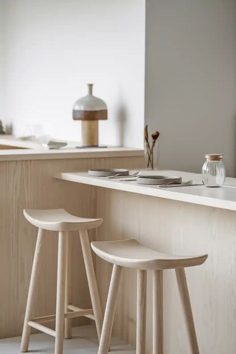 Minimalist kitchen bar with two wooden stools, neutral decor, and modern tableware. Apartment Furniture Ideas, Counter Height Tables, Modern Breakfast Nook, Kitchen Breakfast Bar Stools, Breakfast Stools, Pub Tables, Cozy Homes, Breakfast Bar Stools, Breakfast Bar Kitchen