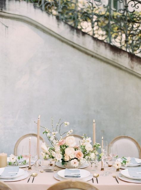 Romantic Flower Arrangements, Wedding Flowers Pastel, Wedding Flowers Table, Classic Wedding Flowers, Blush Wedding Centerpieces, Neutral Wedding Inspiration, Pink Green Wedding, Neutral Wedding Flowers, Swan House