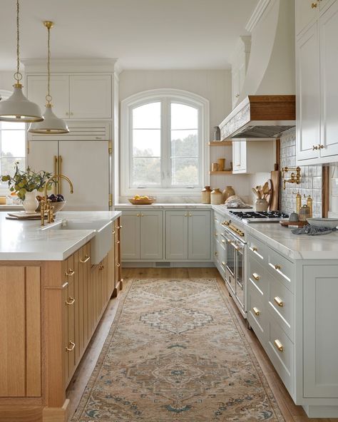 Patterned Tile Backsplash, Rustic Kitchen Island, Timeless Kitchen, Hal Decor, Casa Vintage, Classic Kitchen, Classic Kitchens, Spacious Kitchens, Modern Farmhouse Kitchens