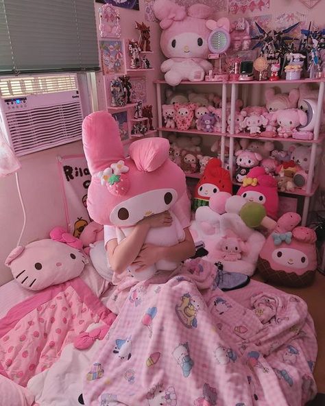 ʚ°˖ 𝕶𝖎𝖒𝖒𝖞 ˖°ɞ on Instagram: "✧.*(◦’ ⌣ ˉ✿)♡ I love my room so much 💓 I added my blanket on the wall I made a typo and put IN THE WALL LOL I have more merch coming in about 1-2 weeks or so 😭💗 or hopefully soon! Also gonna be posting some stuff I'll be selling! 💌 DM/ Email me for collaboration 💌" Sanrio Bedroom, Pink Club, Pretty Pink Princess, Hello Kitty Backgrounds, Cute House, Hello Kitty Items, My Bedroom, Everything Pink, Pink Princess