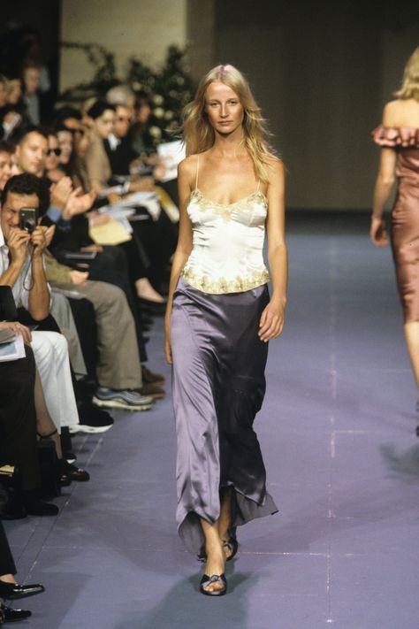 ChloÃ© Spring 1999 Ready-to-Wear Collection 1999 Fashion, Chloe Fashion, 90s Runway Fashion, Image Archive, 90s Outfit, Going Out Outfits, Runway Collection, Fashion Shows, Spring Summer Outfits