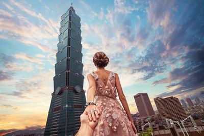 Taiwan Photography, Murad Osmann, Taipei Travel, Give Me Your Hand, Taipei 101, Famous Photos, Taiwan Travel, Travel Pictures Poses, We Were There