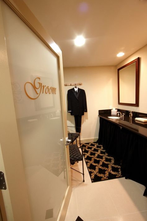 The Groom's Room Dressing Room Wedding, Groom Dressing Room, Groom Room Decoration Ideas, Saloons Ideas, Groom Room Decoration, Grooms Room Decor Wedding Ideas, Small Changing Room, Grooms Suite Ideas, Bridal Suite Room