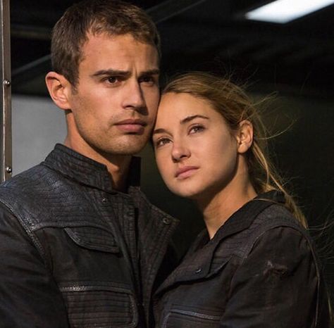 Theo James & Shailene Woodley in Divergent Divergent Characters, Divergent 2014, Divergent Tris, Tris And Tobias, Divergent Four, Ya Series, Tris And Four, Divergent Movie, Divergent Fandom