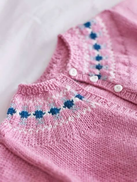 Fair Isle knitting patterns - best free downloads & more - From Britain with Love Fair Isle Knitting Patterns Free, Punto Fair Isle, Free Baby Sweater Knitting Patterns, Baby Cardigan Knitting Pattern Free, Kids Knitting Patterns, Knitting Patterns Free Sweater, Baby Sweater Patterns, Fair Isle Knitting Patterns