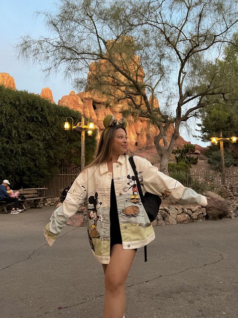 Disneyland Outfits Autumn, Disneyland Outfits Summer 2023, Disneyland Outfits Midsize, Spring Disneyland Outfits, Hongkong Disneyland Outfit Ideas, Black And White Disney Outfits, Disneyland Tokyo Outfit, Disney Ears Outfit, Disney Tokyo Outfit