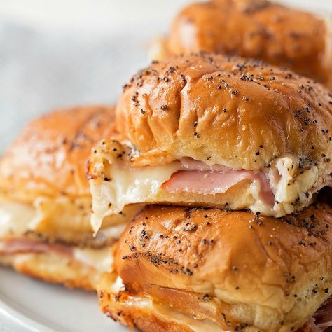 Everyone loves these Hot Ham and Cheese Sliders because they're easy, cheesy and delicious! They don't take long to make and have such a delicious glaze on top that make them addicting and perfect for any get together. Leftover Easter Ham, Ham And Swiss Sliders, Ham Sliders, Ham And Cheese Sliders, Baby Shower Food For Girl, Ham And Swiss, Cheese Sliders, Easter Appetizers, Light Appetizers