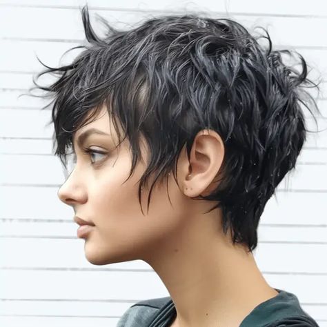 31 Beautiful Short Shaggy Haircuts for Fine Hair Shaggy Haircuts For Fine Hair, Short Shaggy Pixie Haircuts, Trending Short Haircuts, Corte Shaggy, Short Haircuts Ideas, Razor Cut Hair, Edgy Short Haircuts, Pixie Haircut Ideas, Short Shaggy Haircuts