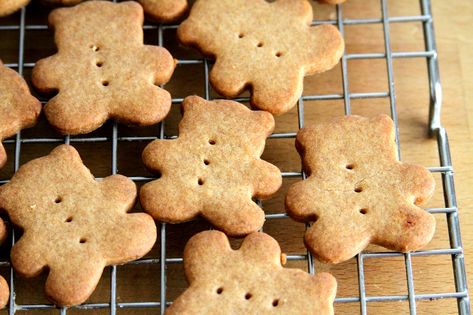 Homemade Teddy Grahams – A Cup of Sugar … A Pinch of Salt Graham Cracker Recipe, Graham Recipe, Cracker Recipe, Graham Cookies, Graham Cracker Recipes, Teddy Bear Cookies, Teddy Grahams, Homemade Graham Crackers, Homemade Crackers