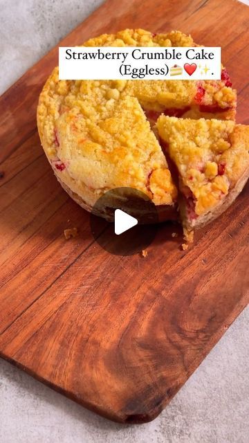 Strawberry Crumble Cake, Crumble Cake Recipe, Tea Cake Recipe, Strawberry Crumble, Eggless Cakes, Tea Cakes Recipes, Eggless Cake Recipe, Strawberry Cake Recipes, Crumble Cake