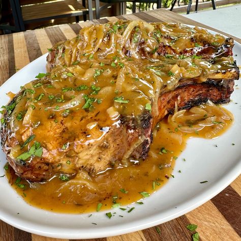 Pork Chops in Beer Gravy Beer Gravy, Dinner Places, Onion Gravy, Grilled Pork Chops, All Purpose Seasoning, Pork Chop, Grilled Pork, Beef Broth, Dinner Recipe