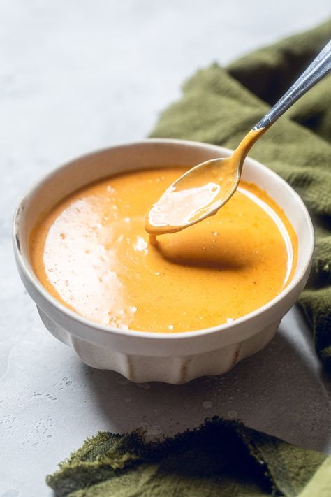 The Best Red Curry Sauce Easy Curry Sauce, Homemade Curry Sauce, Vegan Bbq Sauce, Green Sauce Recipe, Easy Peanut Sauce, Vegan Sauce Recipes, Red Curry Sauce, Coconut Curry Sauce, Peanut Sauce Recipe