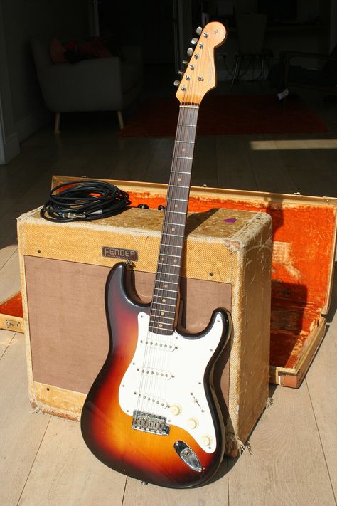 1959 Stratocaster (Rosewood fretboard but Single-Ply Pickguard) and 1959 Fender Bassman Amplifier Fender Bassman, Fender Guitar Amps, Custom Bass Guitar, Retro Guitar, Dream Guitar, Fender Guitars Stratocaster, Yngwie Malmsteen, Fender Mustang, Learn Guitar Chords