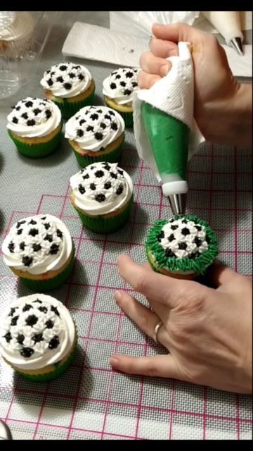 Football Cupcakes Ideas, Soccer Cupcake Ideas, Soccer Theme Cupcakes, Cupcake Football, Soccer Ball Cupcakes, Buttercream Soccer Cake, Cupcake Soccer Ball, Soccer Cupcakes, Football Themed Cakes