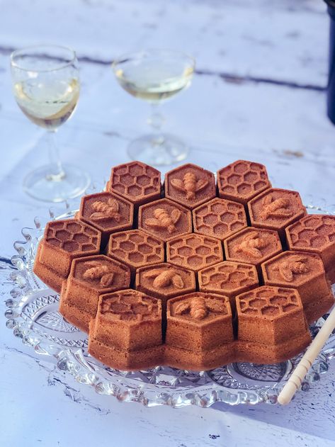 Lord Of The Rings Desserts, Hobbit Tea Party, Lord Of The Rings Recipes, Lord Of The Rings Party Food, Lord Of The Rings Food, Movie Inspired Recipes, Fairytale Food, Honeycomb Cake, Power Snacks