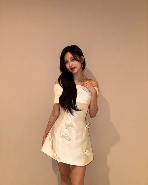 IVE pics on X: "gaeul instagram update https://t.co/PZi62IXOzb" / X Royal Girls, Find Instagram, Iconic Photos, Starship Entertainment, Kpop Girl Groups, Girls Generation, Instagram Update, South Korean Girls, Full Body