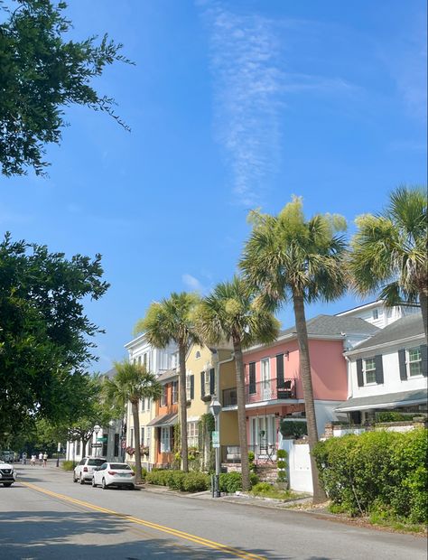 Charleston Sc Rainbow Row, Rainbow Road Charleston Sc, Collage Of Charleston, Charleston Rainbow Row, Charleston Summer Aesthetic, King Street Charleston Sc, Charleston Picture Ideas, Southern Summer Aesthetic, Charleston South Carolina Aesthetic