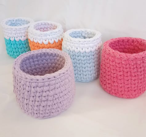 Cute pencil holders 😋⠀⁠ .⁣⠀⁠ .⁣⠀⁠ ⁣.⁣⠀⁠ .⠀⁠ 📸@originalshomecrochet .⠀⁠ .⠀⁠ #foxyyarnco #tshirtyarn #accessories #knitting #handmade #yarn #knit #yarnaddict #crocheting #crochetaddict #knittingaddict #yarnlove #yarnhoarder #crochetlove Crochet Marker Holder, Crochet With Tshirt Yarn Projects, Crochet Pencil Cup, Crochet Pencil Holder, Pencil Cup Diy, Recycled Crochet, Crochet Objects, Crochet Pencil, Diy Pencil Holder